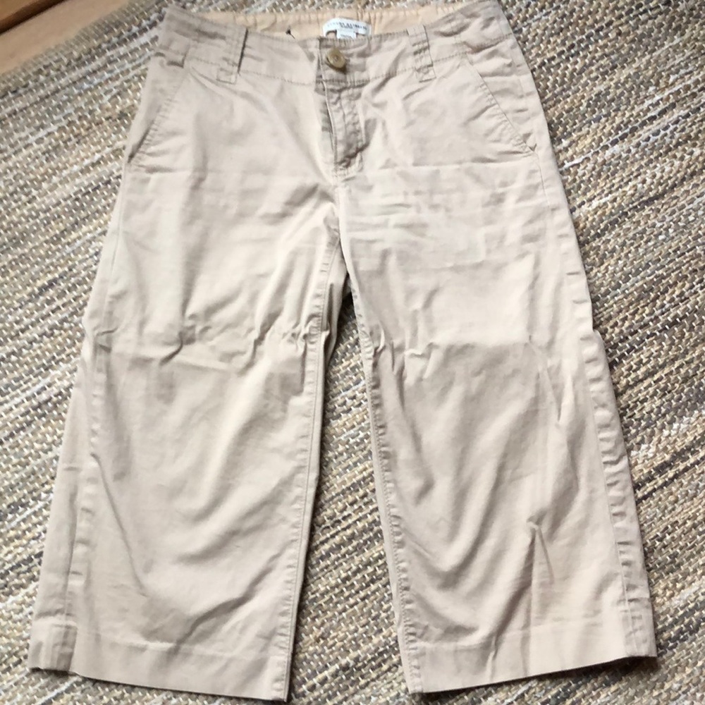 Banana Republic tan cropped Capri pants. Martin